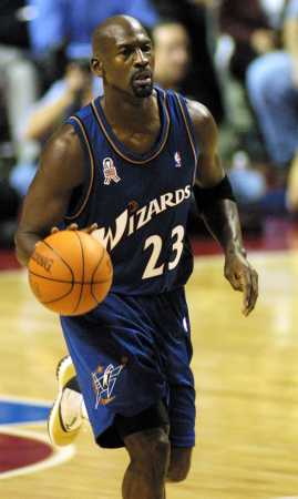 Michael Jordan reboteando el balón